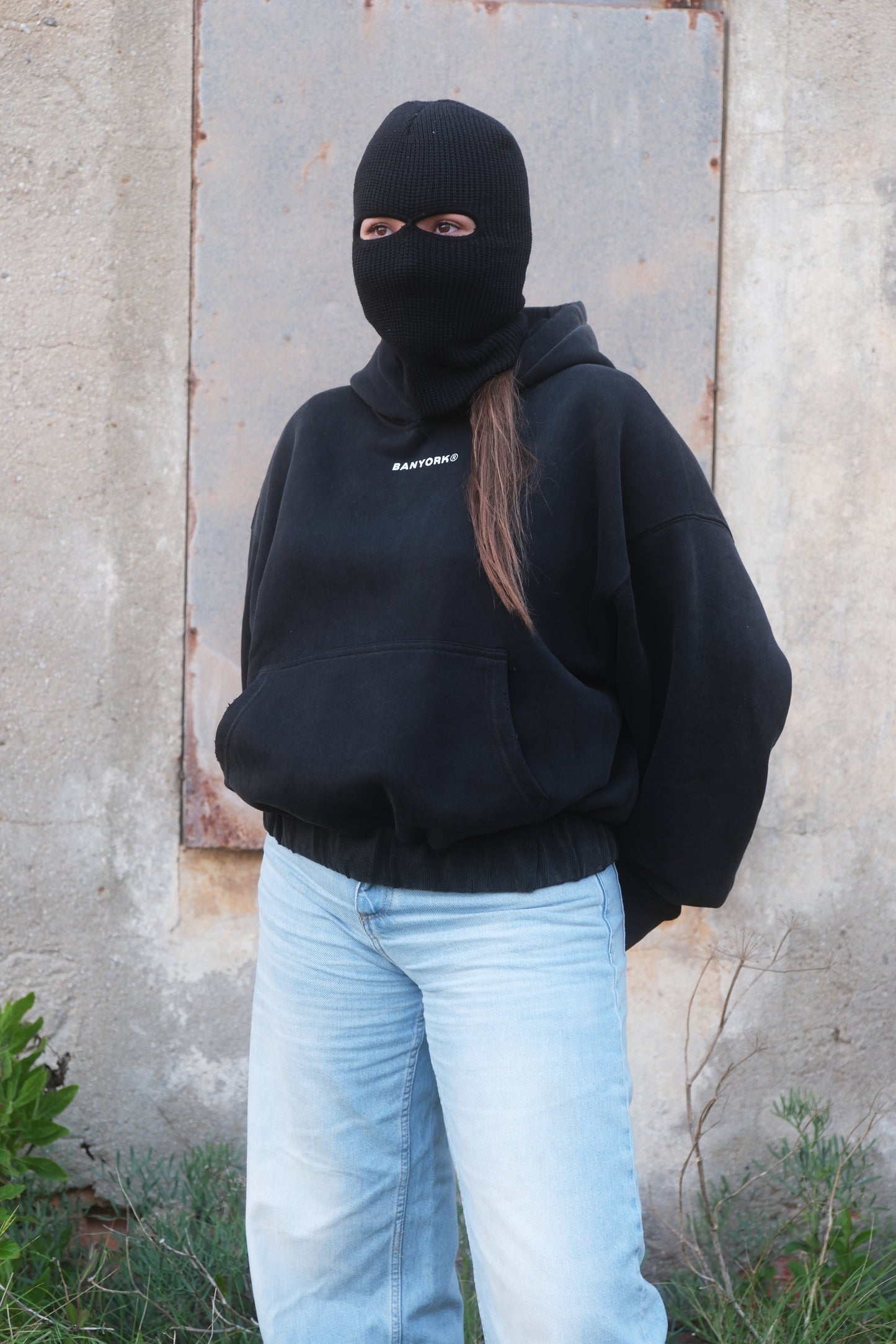 SUDADERA CON CAPUCHA INMUTABLE NEGRA